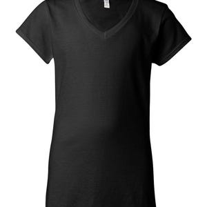 Op de afbeelding: Een effen zwart T-shirt met korte mouwen en een V-hals. Het kledingstuk heeft een standaard pasvorm met een rechte zoom en een wit merklabel is zichtbaar aan de binnenkant van de achterkant van de hals. De stof lijkt op een gladde katoenmix.