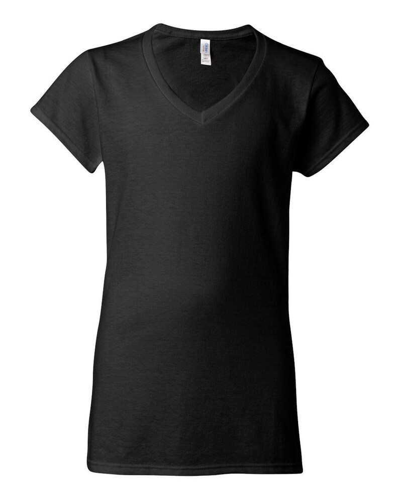Op de afbeelding: Een effen zwart T-shirt met korte mouwen en een V-hals. Het kledingstuk heeft een standaard pasvorm met een rechte zoom en een wit merklabel is zichtbaar aan de binnenkant van de achterkant van de hals. De stof lijkt op een gladde katoenmix.
