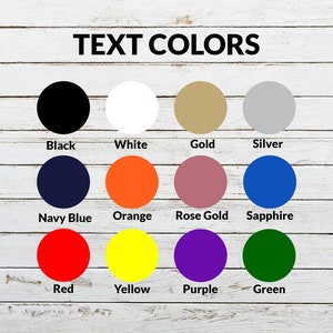 Op de afbeelding: Een kleurenkaart met de titel TEXT COLORS met twaalf cirkelvormige stalen in zwart, wit, goud, zilver, marineblauw, oranje, ros&eacute;goud, saffier, rood, geel, paars en groen, elk gelabeld met de bijbehorende kleurnaam in zwarte tekst.