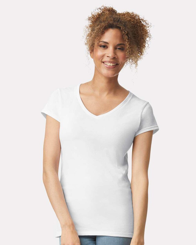 Op de afbeelding: Een effen wit T-shirt met korte mouwen en een V-hals. Het kledingstuk is gemaakt van een effen witte stof en heeft een standaard pasvorm met korte mouwen en een nette afwerking aan de zoom van de taille en de mouwen.