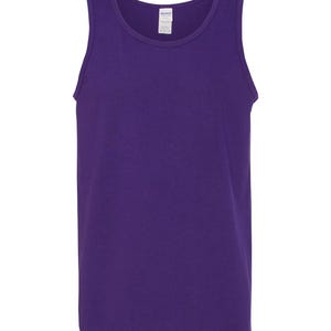 Peut inclure: Un d&eacute;bardeur violet uni sans manches avec une encolure ronde et une &eacute;tiquette de marque Gildan blanche imprim&eacute;e &agrave; l'int&eacute;rieur du col. Le v&ecirc;tement pr&eacute;sente une coupe simple sans manches avec des bords finis autour des emmanchures et du cou.