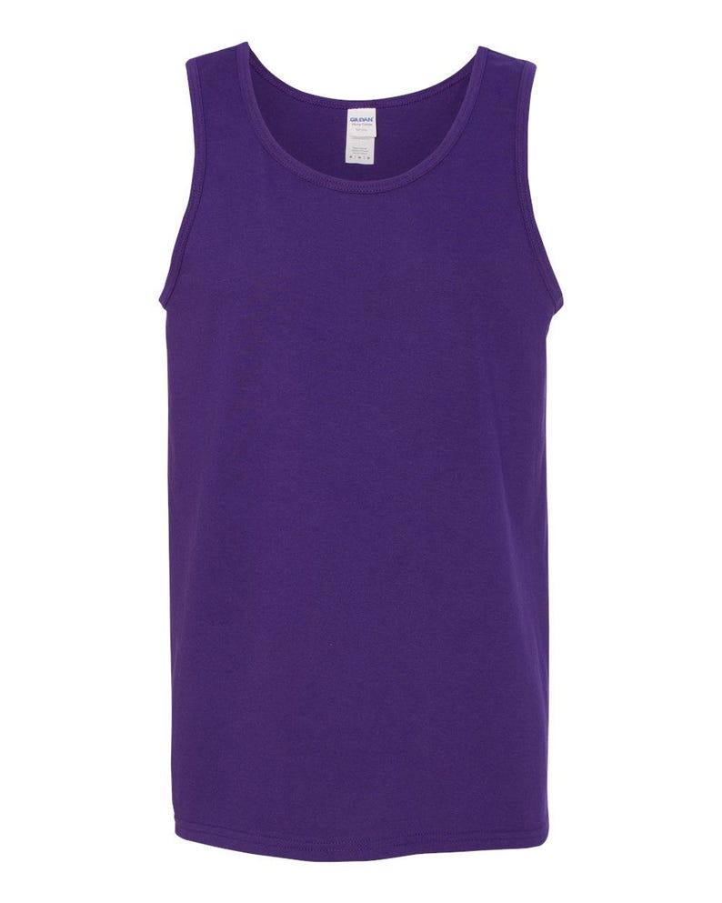 Peut inclure: Un d&eacute;bardeur violet uni sans manches avec une encolure ronde et une &eacute;tiquette de marque Gildan blanche imprim&eacute;e &agrave; l'int&eacute;rieur du col. Le v&ecirc;tement pr&eacute;sente une coupe simple sans manches avec des bords finis autour des emmanchures et du cou.