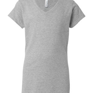 Op de afbeelding: Een grijs gem&ecirc;leerd T-shirt met korte mouwen en een V-hals. Het kledingstuk is gemaakt van een effen stof en heeft een zichtbaar wit merklabel dat aan de binnenkant van de kraag in het midden van de halslijn is vastgenaaid.