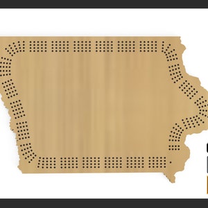 Op de afbeelding: Een bruin houten uitsnede in de vorm van de staat Iowa, met talrijke kleine, gelijkmatig verdeelde gaten rondom de omtrek en in het interieur. De uitsnede heeft een ruwe, onafgewerkte rand. Pictogrammen voor SVG-, PDF- en AI-bestanden staan rechtsonder.