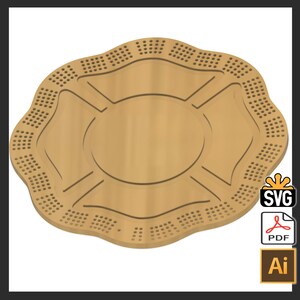 Può includere: Un vassoio da portata in legno marrone con bordi a festoni e un design a stella a quattro punte rialzato al centro. Il vassoio presenta un motivo di piccoli fori attorno al bordo e alla stella.