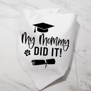 Mi mamá lo hizo. Pañuelo para perro de graduación - Pañuelo para perro de graduado de 2025 - Regalo de graduación de 2025 - Foto de graduación - Regalo de graduación universitaria