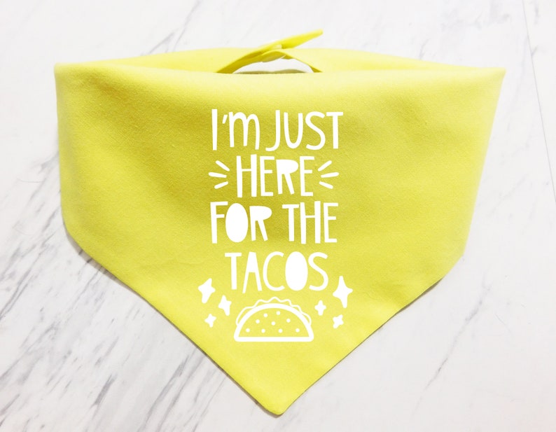 Op de afbeelding: Gele bandana met de tekst "I'm just here for the tacos" in wit met een witte taco-afbeelding.