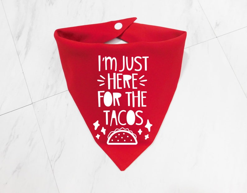 Op de afbeelding: Rode bandana met witte tekst die zegt "Ik ben hier alleen voor de taco's" en een witte omtrek van een taco.