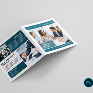Op de afbeelding: Een vierkante, dubbelgevouwen zakelijke brochure in een donkergroenblauwe en witte kleurstelling. De lay-out bevat professionele fotografie van mensen in kantooromgevingen en tekstkoppen zoals ABOUT US, WE ALWAYS MOVE FORWARD en GET IN TOUCH.