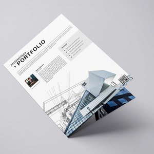 Op de afbeelding: Een wit Architectuur Portfolio document met de titel bovenaan. Het document bevat een foto van een persoon, architectonische schetsen en een modern gebouwontwerp. Een QR-code is zichtbaar.