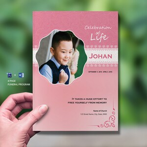 Może przedstawiać: R&oacute;żowy program pogrzebowy ze zdjęciem młodego chłopca w białej koszuli i muszce. Program nosi tytuł "Celebration of Life" i zawiera imię "JOHAN" oraz daty "September 5, 2015 - April 5, 2018". Tekst "Trzeba ogromnego wysiłku, aby uwolnić się od pamięci" jest wydrukowany pod zdjęciem. Program zawiera r&oacute;wnież nazwę kościoła i jego adres.