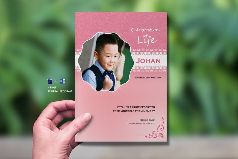 Może przedstawiać: R&oacute;żowy program pogrzebowy ze zdjęciem młodego chłopca w białej koszuli i muszce. Program nosi tytuł "Celebration of Life" i zawiera imię "JOHAN" oraz daty "September 5, 2015 - April 5, 2018". Tekst "Trzeba ogromnego wysiłku, aby uwolnić się od pamięci" jest wydrukowany pod zdjęciem. Program zawiera r&oacute;wnież nazwę kościoła i jego adres.