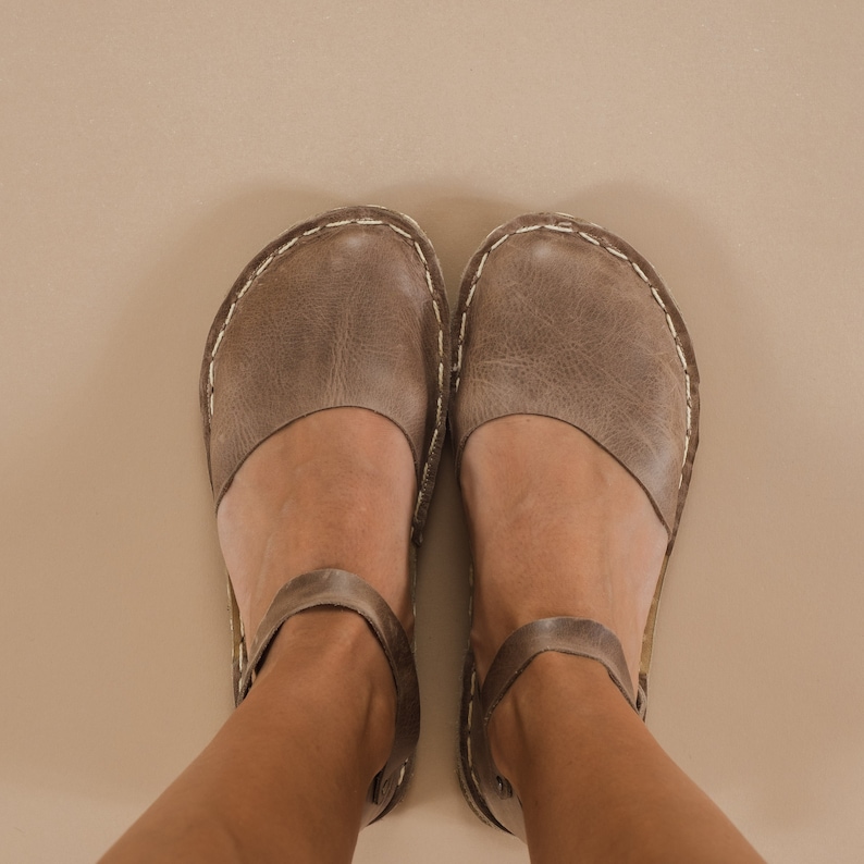 Nachhaltige Barfußsandalen, minimalistische Schuhe, braune Barfußsandalen aus Leder, Barfußsandalen für Frauen, breite Sandalen, Barfuß-Flats Bild 1