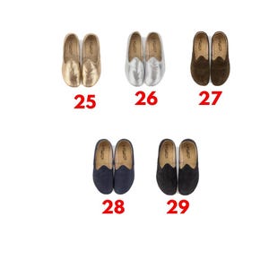 five pairs of shoes, each pair numbered from 25 to 29, arranged in a grid-like pattern.