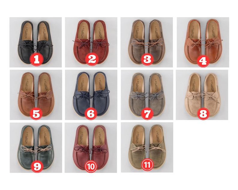 Pu&ograve; includere: Una collezione di undici paia di mocassini in pelle in vari colori, tra cui nero, rosso, marrone, blu navy, grigio e beige. Ogni paio presenta una punta arrotondata, un fiocco decorativo e il marchio "FATLANDIS" stampato sulla soletta.