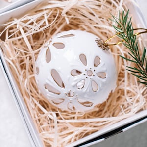 Kerst porseleinen ornament. Cadeau voor Kerstmis. Keramische boombal. Kerstboom decoratie. Kerstboom gouden bal. Witte Kerst afbeelding 1