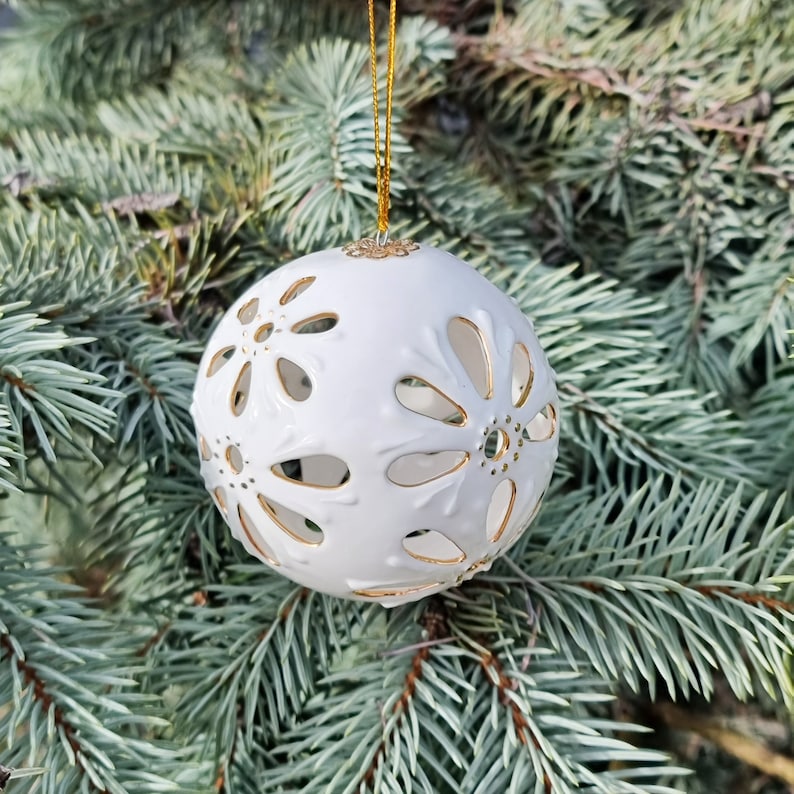 Kerst porseleinen ornament. Cadeau voor Kerstmis. Keramische boombal. Kerstboom decoratie. Kerstboom gouden bal. Witte Kerst afbeelding 5