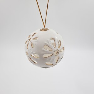 Kerst porseleinen ornament. Cadeau voor Kerstmis. Keramische boombal. Kerstboom decoratie. Kerstboom gouden bal. Witte Kerst afbeelding 7