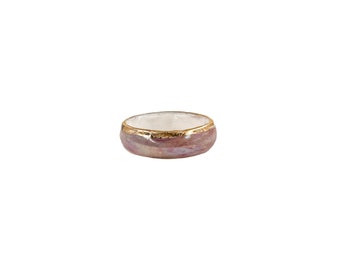 Geschenk van vreugde: porseleinen ring voor speciale gelegenheden. Porseleinen bloesemring met gouden detail. Cadeau voor 18e huwelijksverjaardag