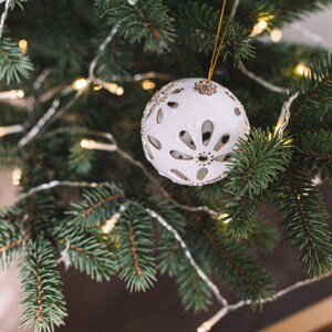 Kerst porseleinen ornament. Cadeau voor Kerstmis. Keramische boombal. Kerstboom decoratie. Kerstboom gouden bal. Witte Kerst afbeelding 6