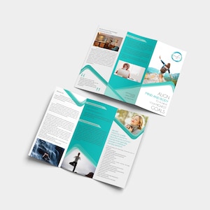 Op de afbeelding: Een witte keramische mok met een zwart handvat en de tekst "But First, Coffee" in een zwarte, handgeschreven lettertype. De mok staat op een wit oppervlak.