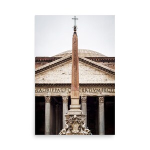 Tirage photo de Rome "Obelisk and facade of the Pantheon", plan serré de l’obélisque et la façade du Panthéon à Rome - Impression Déco Photo