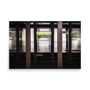 Fotodruck von New York "NY Subway Train In Motion", fahrender Zug, der durch die Galerien der New Yorker U-Bahn fährt - NYC - Foto Deko