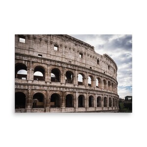 Tirage photo de Rome "Il Colosseo", l’immense Colisée sous un ciel orageux à Rome - Italie - Impression Déco Photo