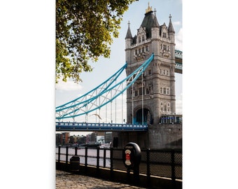 Fotoafdruk van Londen "Tower Bridge from Lower Thames St", een van de torens van London Bridge - Wall Art Photo Print