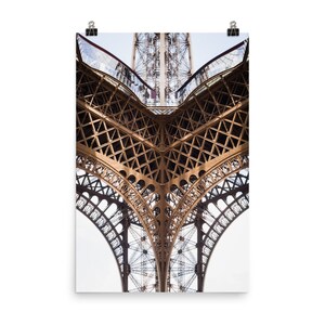 Peut inclure: Une vue rapprochée de la tour Eiffel à Paris, en France. L'image montre la structure métallique complexe de la tour, avec le ciel visible en arrière-plan.
