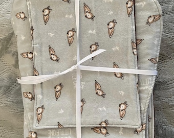 Conjunto de conejito para bebé. Incluye manta para bebé, 2 paños para eructar, manta de seguridad y 2 toallitas.