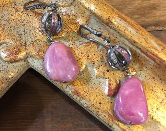 Orecchini con diamanti Ruby Pavet, Rubini preziosi biologici con diamanti, Birthstone di luglio, 40 ° anniversario, Orecchini in pavetto rubino unici nel loro genere