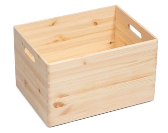 Könnte beinhalten: Eine Aufbewahrungsbox aus Naturholz mit zwei Griffen an den Seiten. Die Box ist leer und aus unbehandeltem Holz.