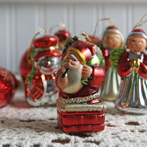 Lote de enfeites de árvore de Natal de plástico moldados por sopro vintage, década de 1970