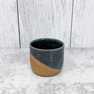 Copo de cerâmica azul salpicado de 3 oz - Cerâmica artesanal