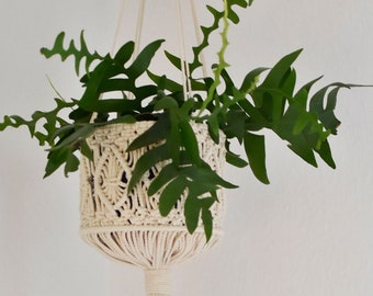 Basket macrame plant hanger / decorative natural white / hanging plant/ pot hanger / handmade gift / macrame / Bruman Design