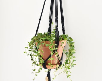 Black macrame plant hanger / hanging flower pot / suspended planter / pot hanger / plant holder / recycled cotton / handmade / Bruman Design