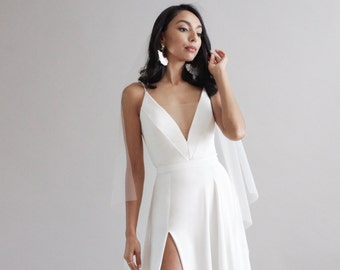 V-Ausschnitt Vorderschlitz a-linie Hochzeitskleid mit dünnen Trägern und kurzer Schleppe - Rowen Bodysuit & Bianca Rock - Etsy Design Award Gewinner: Hochzeiten