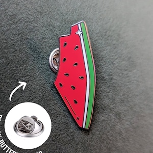 Può includere: Una spilla in smalto a forma di fetta di anguria rossa con accenti verdi e bianchi. La spilla ha una chiusura a farfalla sul retro.  Pinback: Butterfly Clasp.