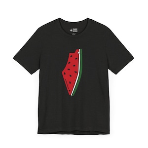 Könnte beinhalten: Schwarzes T-Shirt mit einer Wassermelonengrafik in Form der Umrisse Israels. Die Wassermelone ist rot mit schwarzen Kernen und hat eine grüne Schale.