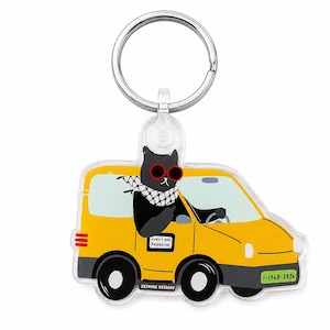 Könnte beinhalten: Ein Schlüsselanhänger aus klarem Acryl mit einem schwarzen Katzenmotiv, die eine rote Sonnenbrille und einen schwarz-weiß karierten Schal trägt und ein gelbes Auto fährt. Auf der Autotür steht "river-sea Palestine" und "1-1948-2024".