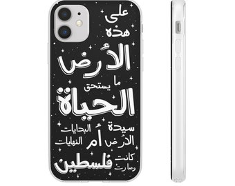 Könnte beinhalten: Eine schwarze Handyhülle mit weißem arabischem Text, der lautet: "Auf dieser Erde, was ist das Leben? Eine Dame und Anfänge, die Erde ist die Mutter der Enden, eine Karte von Palästina".