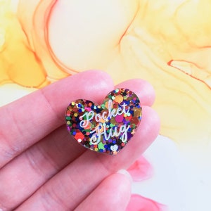 Petites épingles de câlin de poche en résine scintillantes arc-en-ciel faites main sur une carte, cadeau d'isolement, cadeau attentionné