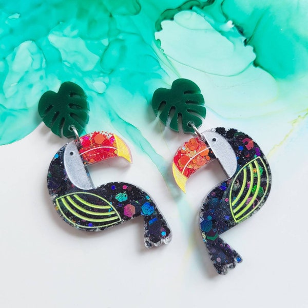 Boucles d'oreilles faites main en résine scintillante toucan et feuille de monstera, boucles d'oreilles d'été