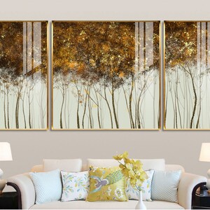 Puede incluir: Tr&iacute;ptico de arte mural que representa una escena de bosque estilizada. La obra de arte tiene una paleta de colores dorados y marrones con un toque de pan de oro. Los &aacute;rboles tienen troncos finos y oscuros y un dosel marr&oacute;n y dorado. La obra est&aacute; enmarcada en dorado.