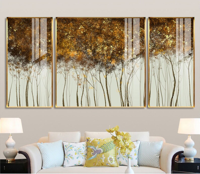 Puede incluir: Tr&iacute;ptico de arte mural que representa una escena de bosque estilizada. La obra de arte tiene una paleta de colores dorados y marrones con un toque de pan de oro. Los &aacute;rboles tienen troncos finos y oscuros y un dosel marr&oacute;n y dorado. La obra est&aacute; enmarcada en dorado.