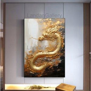 Könnte beinhalten: Abstrakte Malerei eines goldenen Drachen auf weißem und schwarzem Hintergrund. Der Drache ist spiralförmig zusammengerollt und hat einen strukturierten 3D-Effekt.