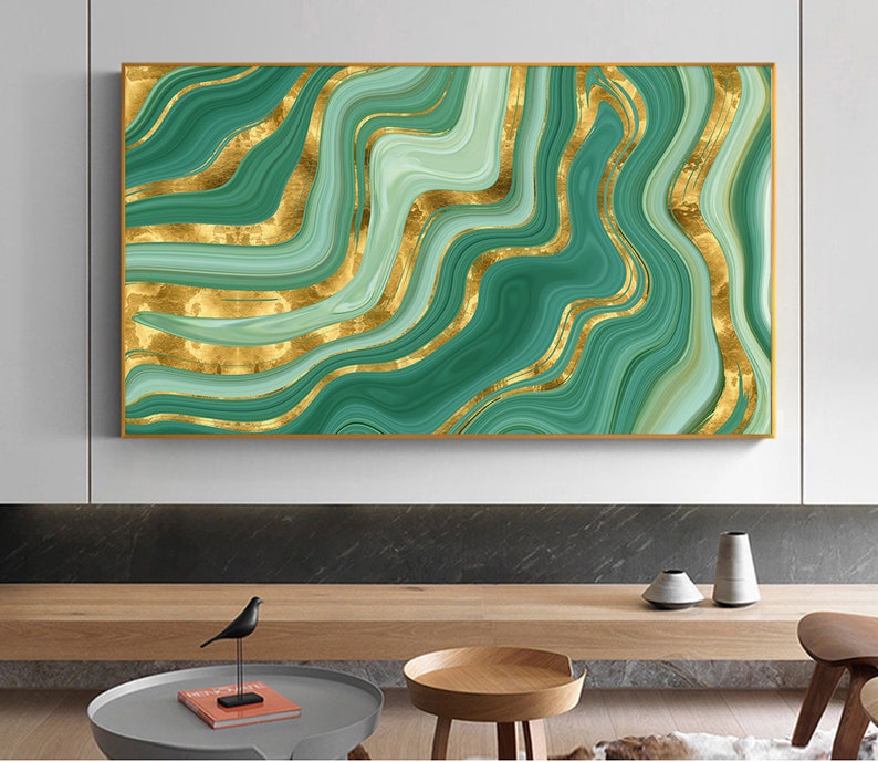 Peut inclure: Impression d'art mural abstrait avec un motif de marbre vert et or avec des lignes tourbillonnantes.