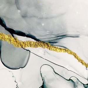 Pode incluir: Impress&atilde;o de arte abstrata com redemoinhos de tinta cinza e preta e uma fina linha dourada no centro.