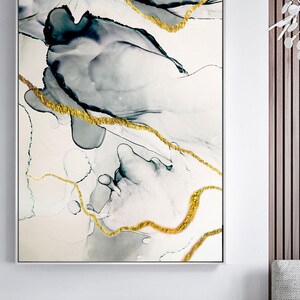 Pode incluir: Impress&atilde;o de arte abstrata com fundo branco e redemoinhos cinza e azuis com detalhes dourados.